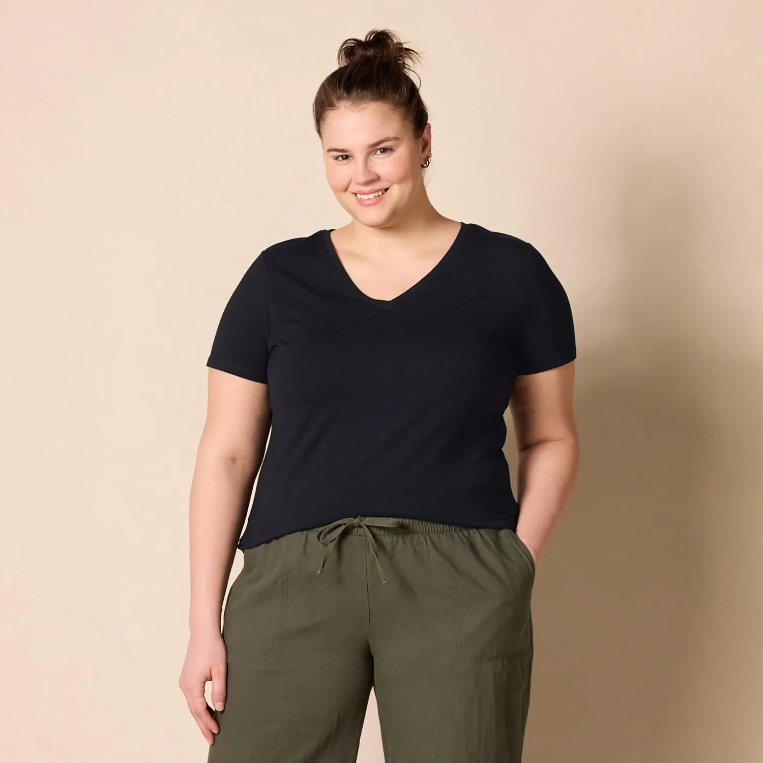 Amazon Essentials Women's Plus Size Short-Sleeve V-Neck T-Shirt, Multipacks